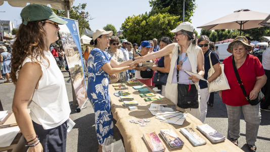 Cientos de personas se volvieron a dar cita este domingo en Paiosaco para disfrutar de la Feira das Cereixas