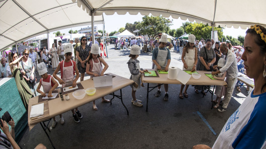 Cientos de personas se volvieron a dar cita este domingo en Paiosaco para disfrutar de la Feira das Cereixas