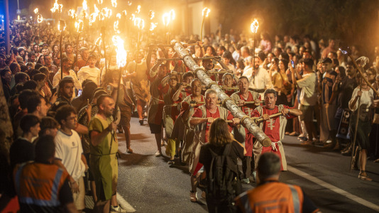 El Lume Irmandiño volvió a encender Vimianzo durante el Asalto ao Castelo