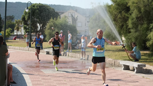Más de 300 corredores se dieron cita este domingo para participar en la segunda edición de la carretera laxense en una jornada muy calurosa