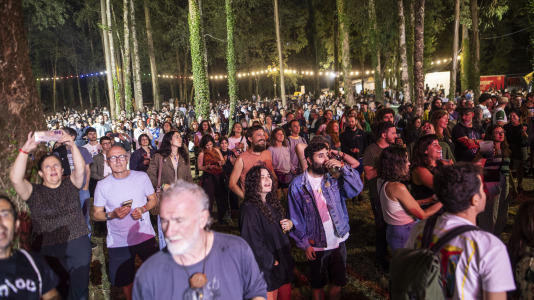 La Festa da Carballeira de Zas vivió una intensa primera noche de folk y música electrónica