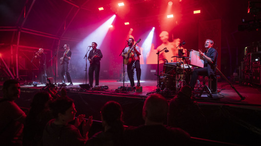 La Festa da Carballeira de Zas vivió una intensa primera noche de folk y música electrónica