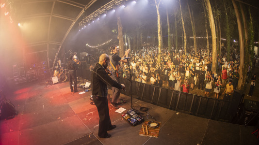 La Festa da Carballeira de Zas vivió una intensa primera noche de folk y música electrónica