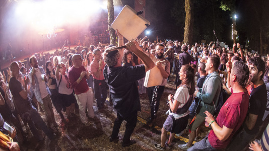 La Festa da Carballeira de Zas vivió una intensa primera noche de folk y música electrónica
