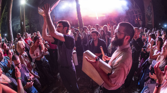 La Festa da Carballeira de Zas vivió una intensa primera noche de folk y música electrónica