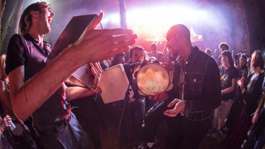 La Festa da Carballeira de Zas vivió una intensa primera noche de folk y música electrónica