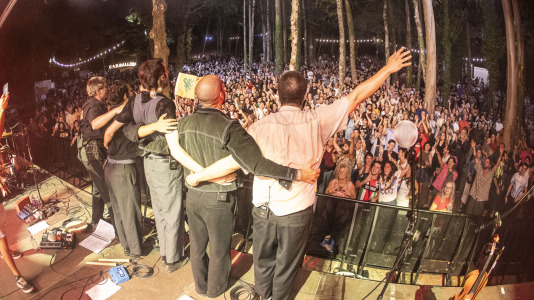 La Festa da Carballeira de Zas vivió una intensa primera noche de folk y música electrónica