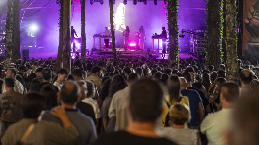 La Festa da Carballeira de Zas vivió una intensa primera noche de folk y música electrónica