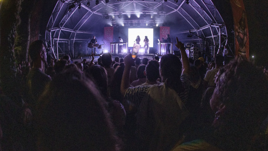 La Festa da Carballeira de Zas vivió una intensa primera noche de folk y música electrónica
