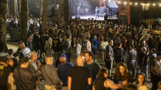 La Festa da Carballeira de Zas vivió una intensa primera noche de folk y música electrónica