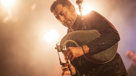 La Festa da Carballeira de Zas vivió una intensa primera noche de folk y música electrónica