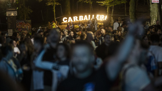 La Festa da Carballeira de Zas vivió una intensa primera noche de folk y música electrónica